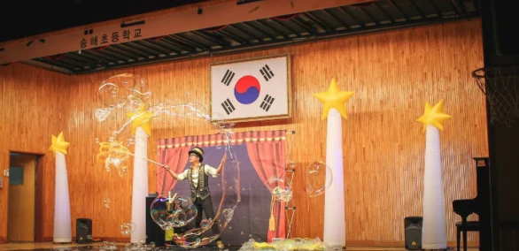 초등학교 강당 찾아가는 학교 공연 버블 퍼포먼스 현장
